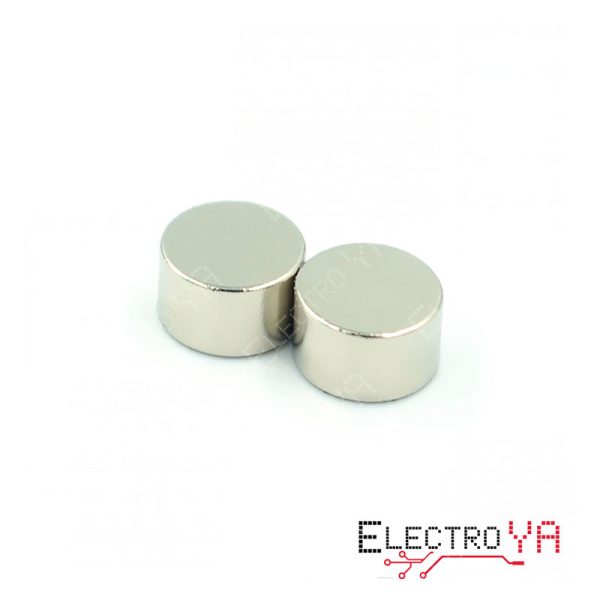 Descubre el potente Imán de Neodimio N35 Redondo de 8x5mm, perfecto para aplicaciones que requieren una fuerte atracción magnética en un tamaño compacto. Ideal para proyectos DIY y electrónicos. Este imán es versátil y eficaz para una variedad de usos.